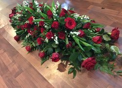 Kistepynt med røde roser